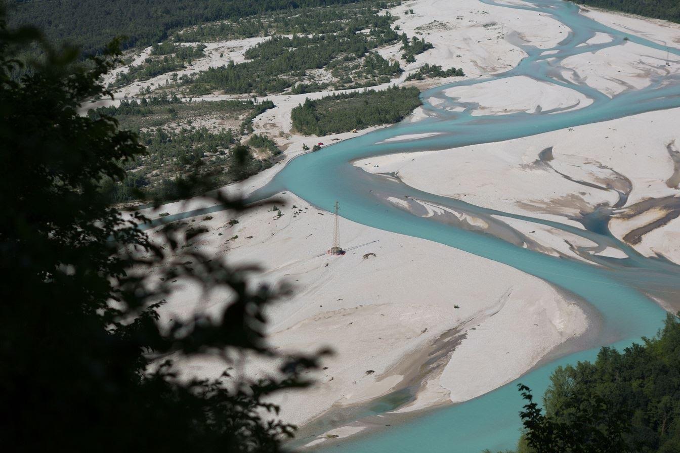 “Goldent Thoughts”, land art nel Tagliamento – Intervista a Simone Bernava