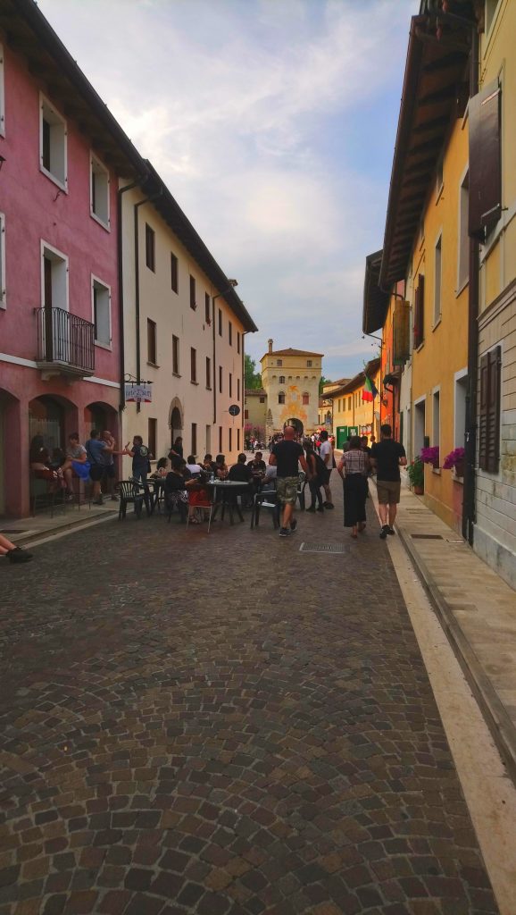 Sesto al Reghena chiude le strade alle auto per ospitare i concerti di Sexto'Nplugged.