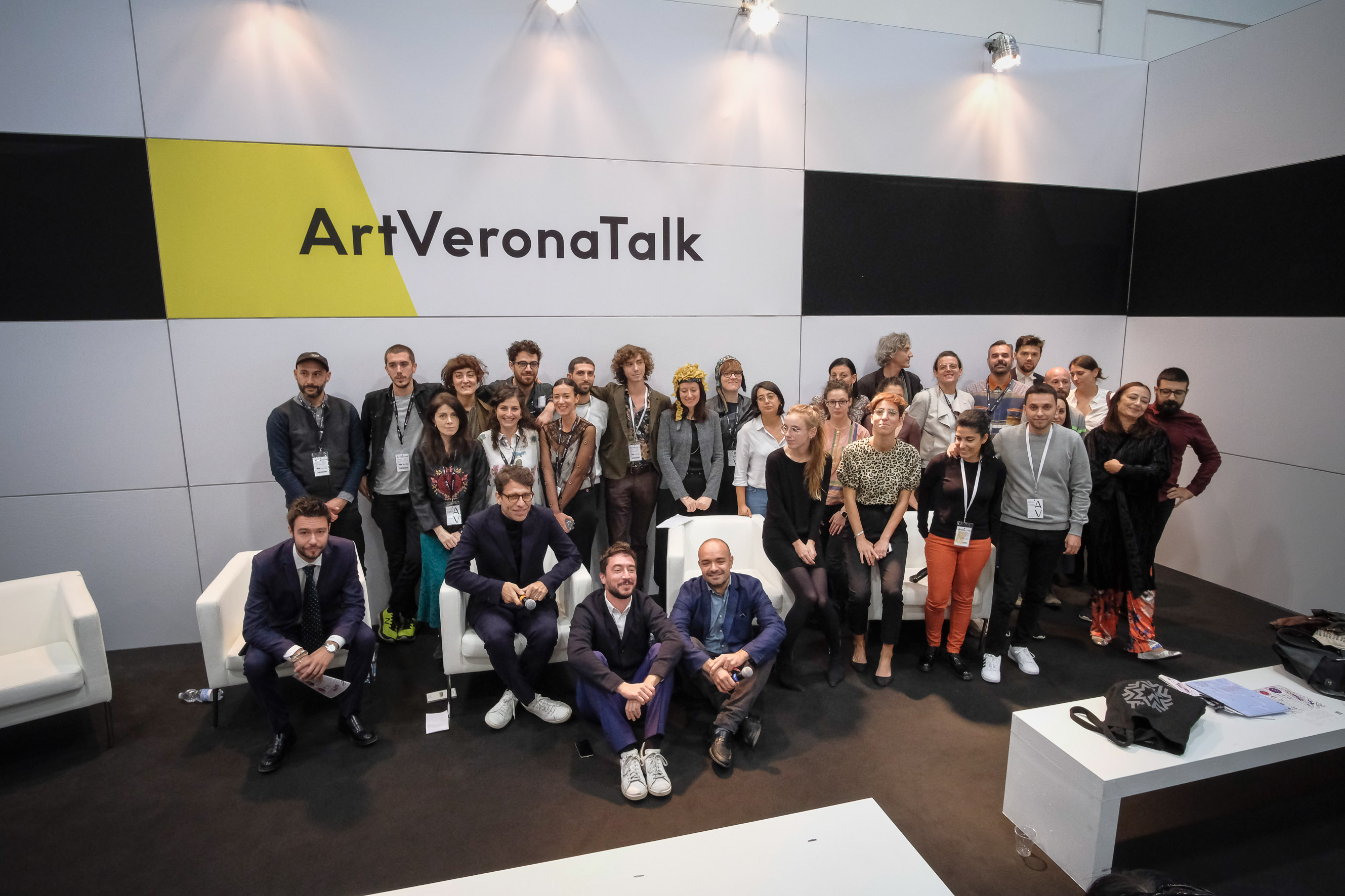 Foto di gruppo di tutti i giovanissimi operatori degli spazi indipendenti italiani e delle due responsabili del progetto Italian Cluster, che si propone di mappare tutti i project space italiani, foto Ennevi.